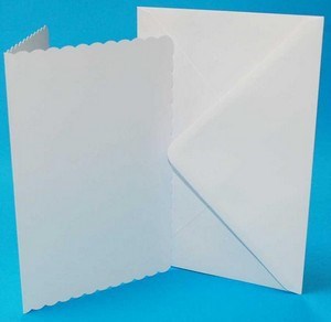 Kort, scallop kant, hvid 10,5x14,8 cm. med kuvert, 50 sæt.